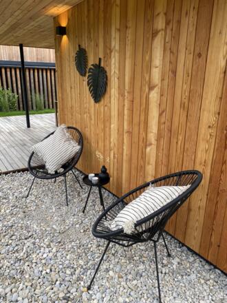 Gemütliche Sitzecke neben der Terrasse