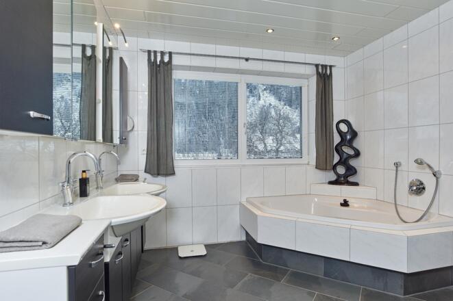 Badezimmer mit Eckbadewanne