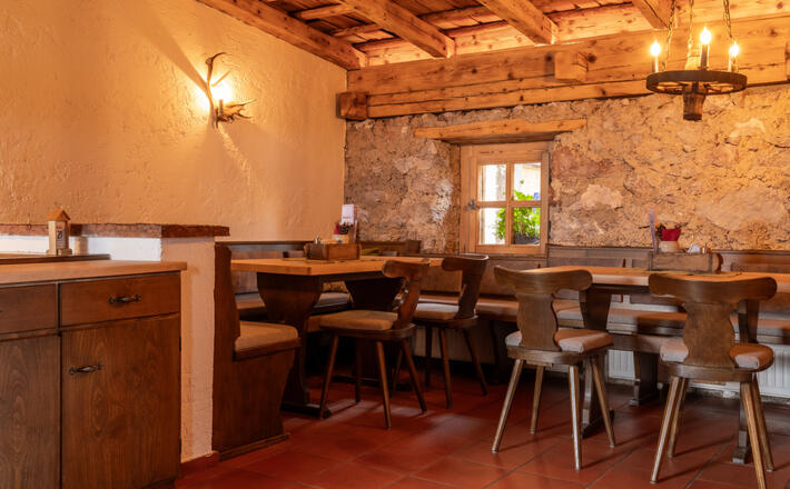 Blick in die Gaststube des Ahornkasers