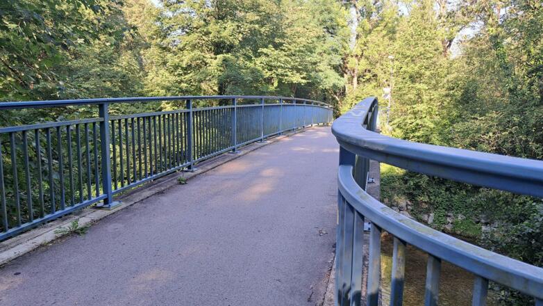 Asphaltierte Brücke mit leichter Steigung über die Amper