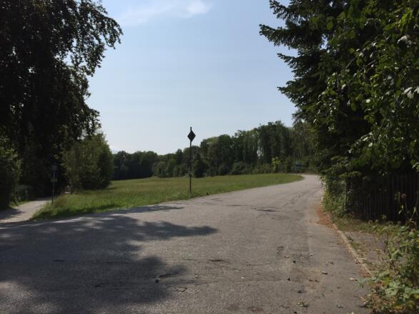 Auf der Straße Richtung Herrsching bleiben.