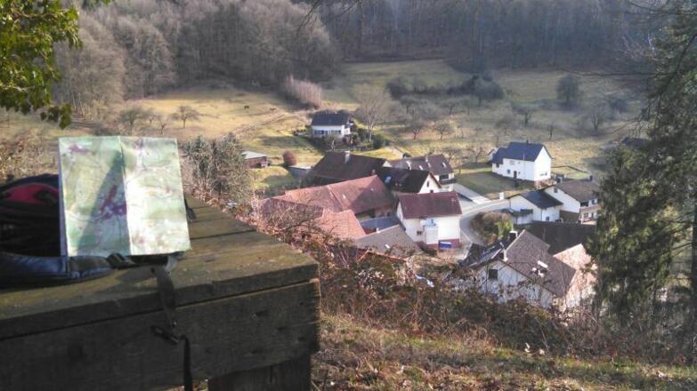 Blick von der Burgruine Wildenstein zum Weiler Wildenstein
