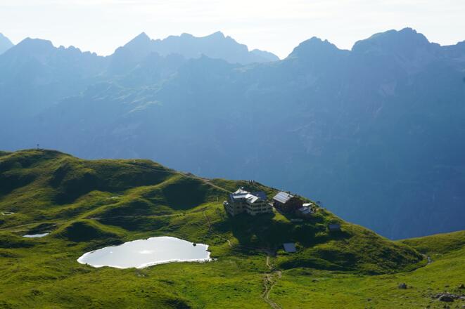 Blick auf Rappensee und Rappenseehütte.