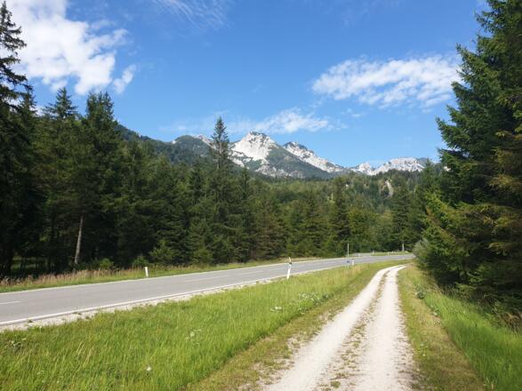 Radweg R15 neben Bundesstraße