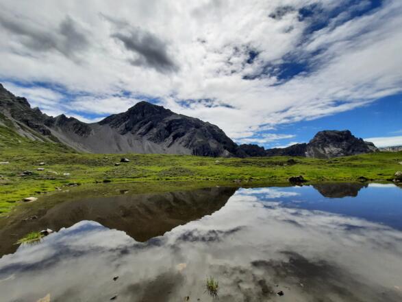 Spiegelung des Panoramas im Bergsee