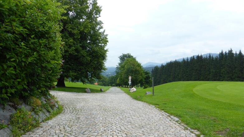 Von unten kommend rechts abbiegen, nach Marienstein