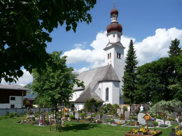 Kirche Radfeld mit Friedhof