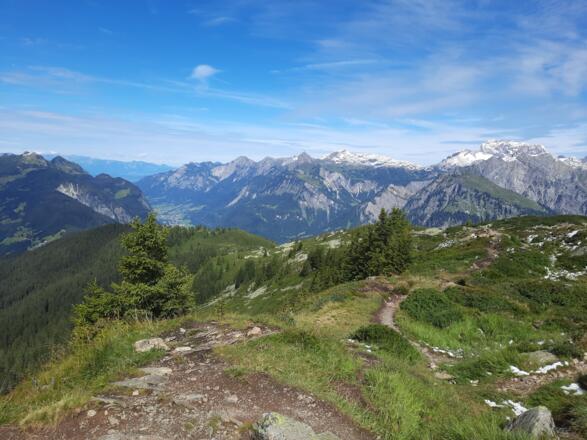 Ausblick am Gipfel Richtung Klostertal mit Roggelskopf und Roter Wand und auf den Abstieg Richtung Kristberg
