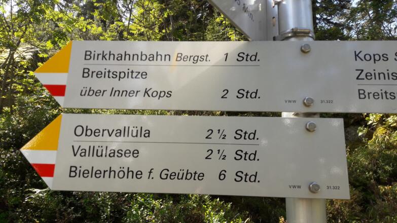 Hier geht es scharf nach links hoch zur Bergstation