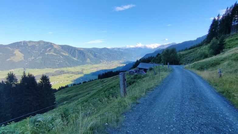 Bei der Örgenbauernalm mit Blick auf den Zeller See