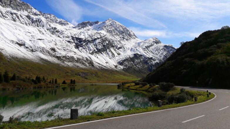 Hier überqueren Sie die Straße und gehen hinüber zum Kopssee