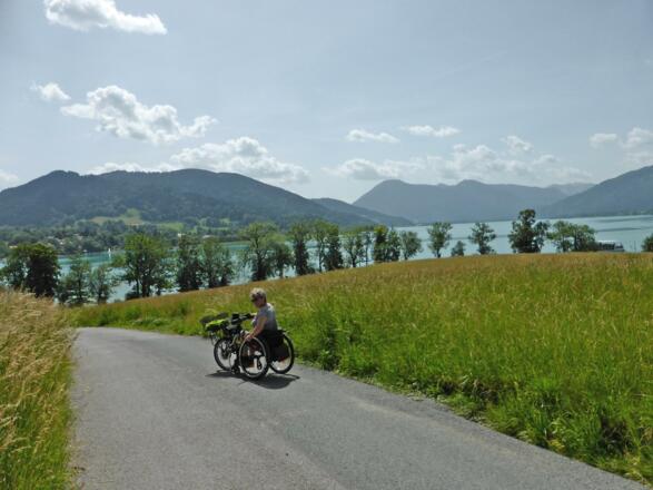 Ab Kaltenbrunn links runter zum See, Vorsicht Schranke umfahren, 2x Entwässerungsquerrillen (schräg)