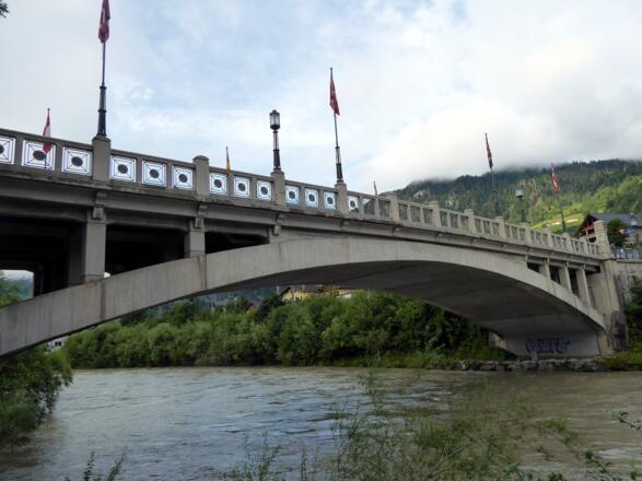 Über die im Jahr 1914 erbaute Vormarktbrücke geht es vom Bahnhof St. Johann über die Salzach.