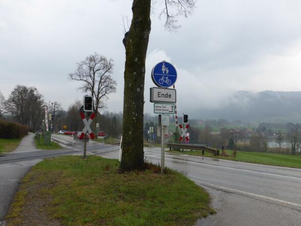 Hier endet der Radweg in Gmund, weiter am Gehweg.