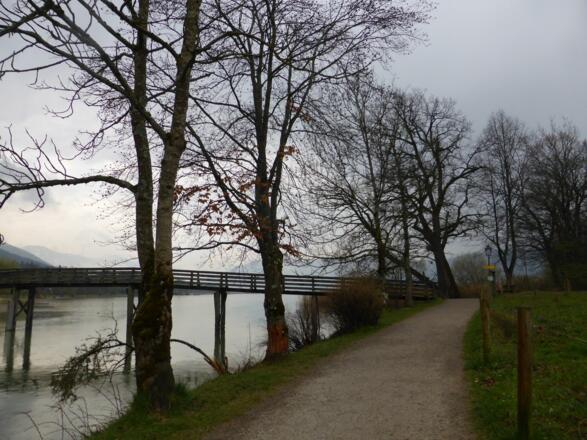 In Gmund links über die Holzbrücke zur Ostseite des Sees