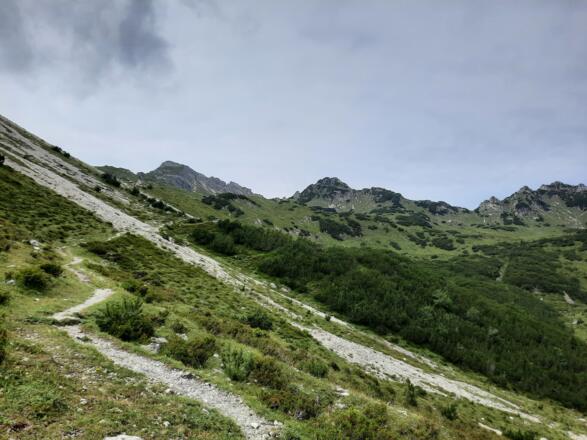 Blick zurück Richtung Fürkele auf dem Wanderweg Richtung Alpe Faludriga