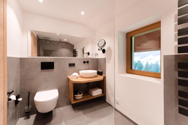 App 6 - Badezimmer mit Fenster und Walk-In Dusche