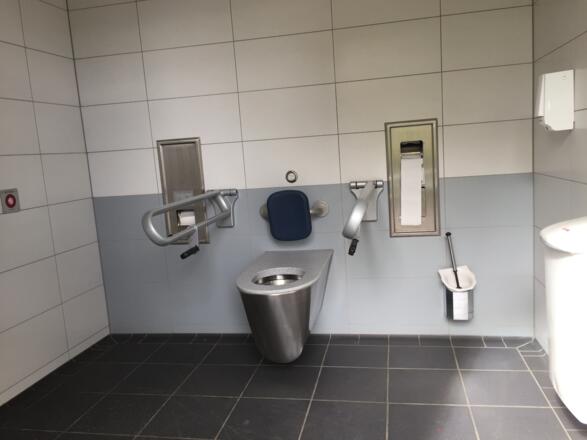 Öffentliches Rolli-WC, Parkplatz Andechs