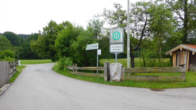 Wir kommen vom Schneiderhäusl und biegen danach links ab zum Margarethenhof.