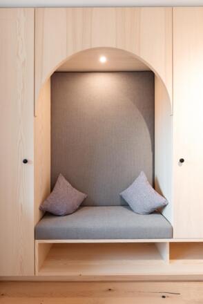 App 6 I App 7 - Sitzbank im Schlafzimmer