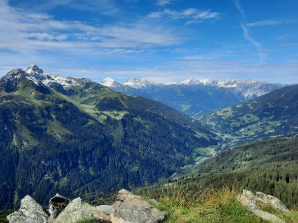 Ausblick am Gipfel Richtung Montafon und Rätikon