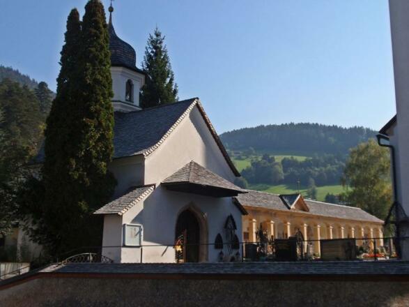Friedhof mit Friedhofskapelle Hl. Kreuz und Kriege