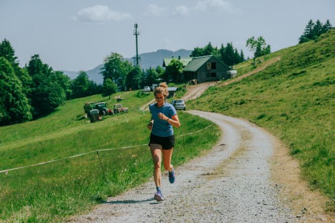 durch weite Wiesen an der Alm vorbei
