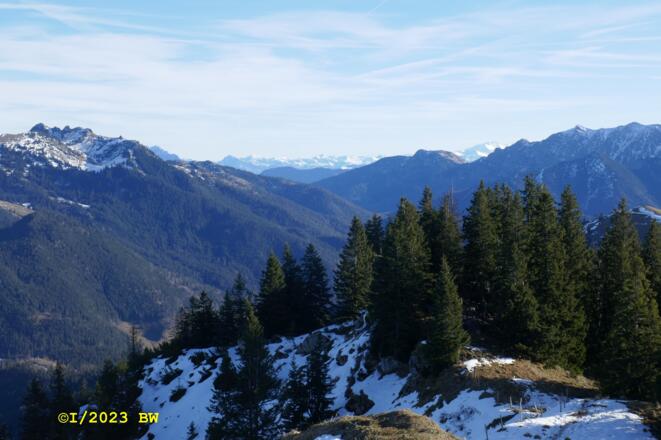 am Aufstieg zur Bodenschneid sieht man bis in die Tauern