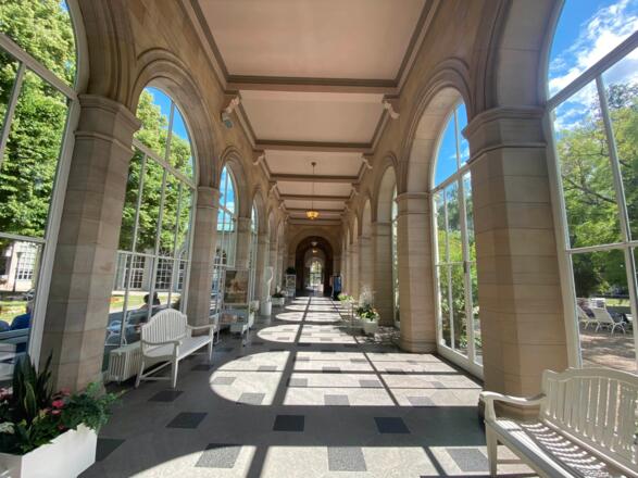 Schleifenroute - Einer der Bogengänge in der Wandelhalle in Bad Kissingen