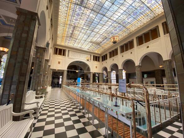 Schleifenroute - In der Brunnenhalle können Kurgäste verschiedene Heilwasser probieren