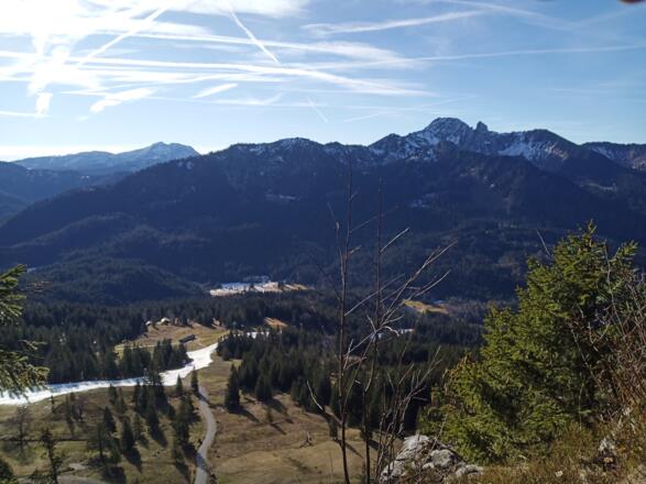 Blick vom Suttenstein. Monialmpiste nur ein weißes Band.