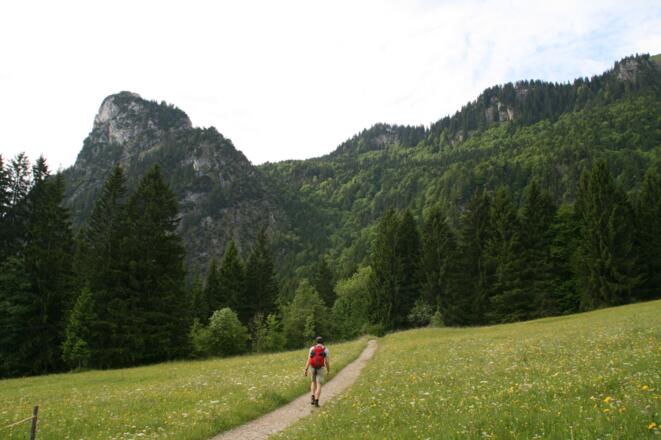 Auf dem Grottenweg den Kofel immer im Blickfeld.
