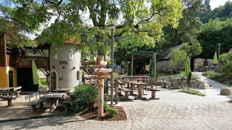Gastgarten mit Spielplatz
