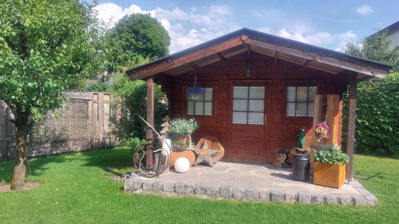 Hütterl im Garten