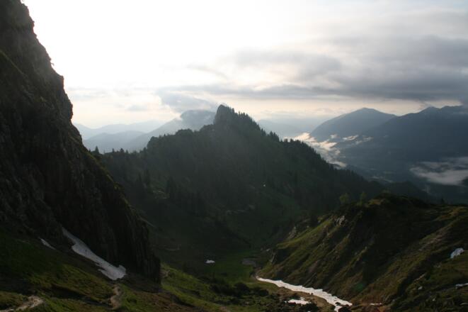 Blick zurück zum Brunnenkopf. Noch herrscht Stille in den Bergen.