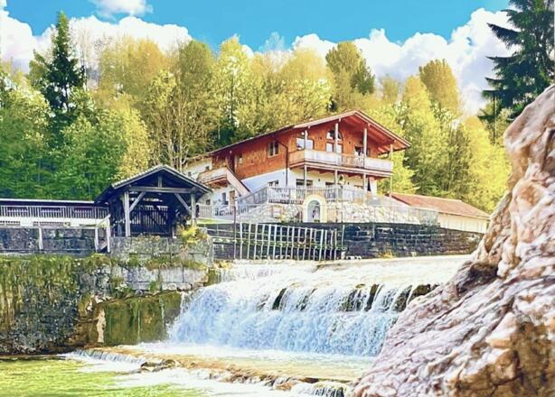 große Fewo im Alpen-Landhaus zwischen Berge und Bach in Kiefersfelden, in den Alpen in Bayern, im Herbst