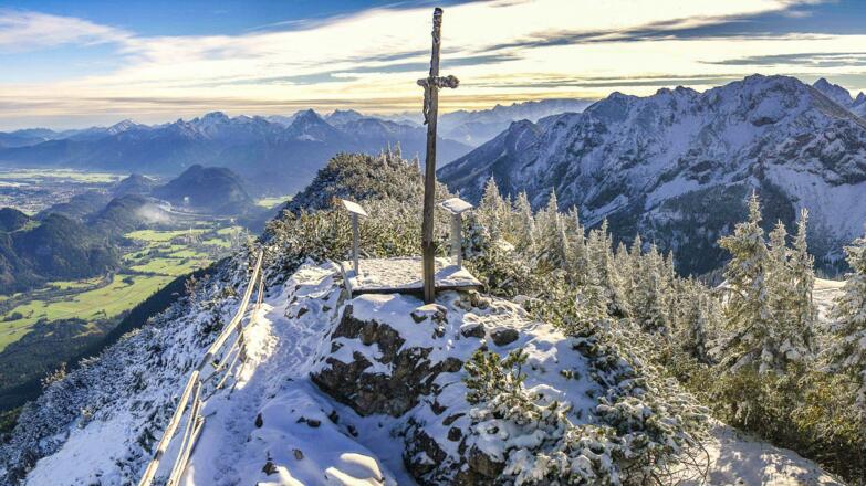 Gipfelkreuz und Aussichtsplattform am Breitenberg im Winter