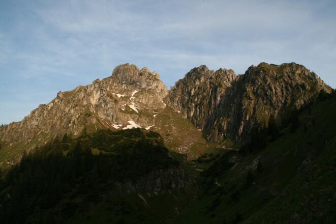 Die Klammspitze in der Morgensonne ist die höchste Erhebung in diesem Kamm.