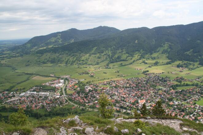 Herrliche Ausblicke hinunter auf Oberammergau und das Alpenvorland.