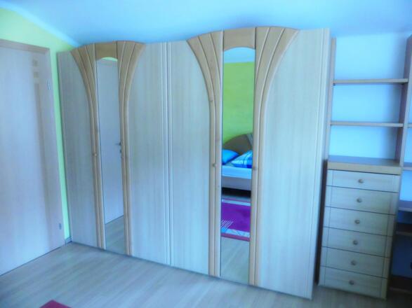 Schrank im Einbettzimmer