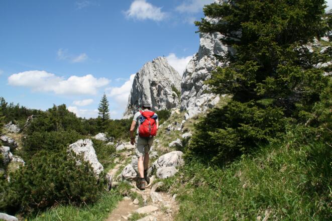 Der äußerst markante Teufelstättkopf ist über einen versicherten Steig leicht zu besteigen.