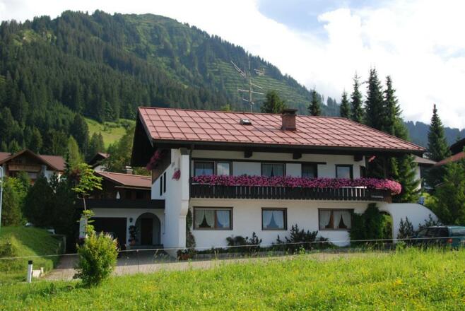 Haus Steixner + müder Wanderer 049