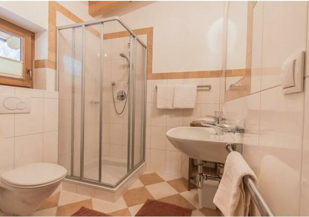 Badezimmer mit Dusche und WC