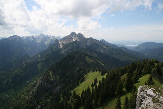 Blick vom Hennenkopf zur Klammspitze, an deren Fuß das Brunnenkopfhaus steht. Gute 1,5 Stunden Gehzeit sind vom Hennenkopf bis zum heutigen Etappenziel einzuplanen.