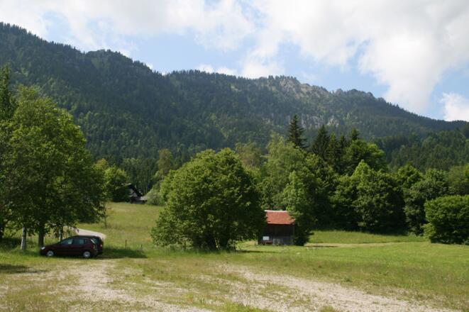 Oberhalb des gebührenfreien Parkplatzes (P6), gibt es schattige Parkmöglichkeiten.