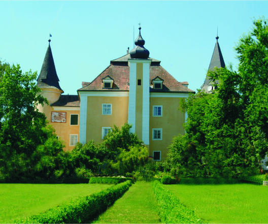 Blick auf die Schlossmauer