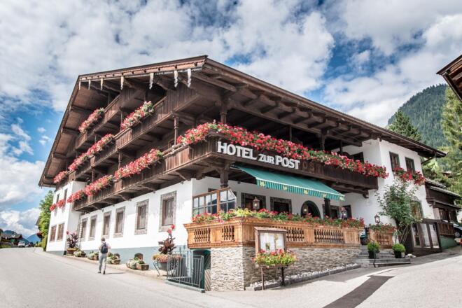 Hausansicht im Sommer Restaurant Zur Post