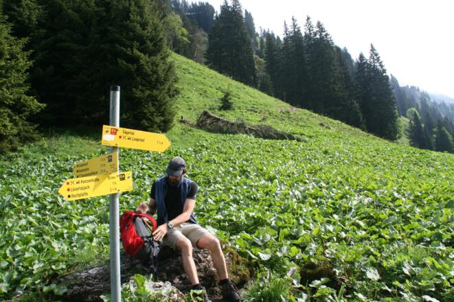 Am Bäckenalmsattel - die Zeitangabe auf der Tafel zum Schloss Linderhof ist falsch.