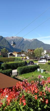Haus mit Gondel und Blumen