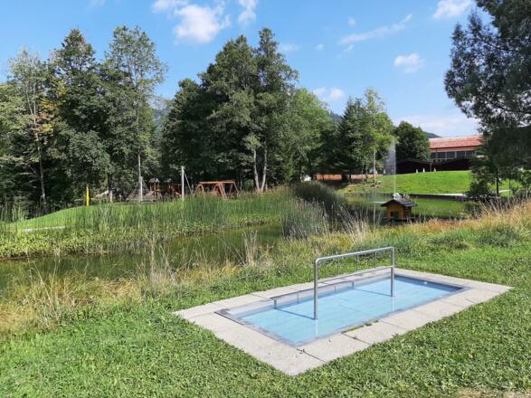 Naturkneippen Kurpark Wassertretbecken Riezlern